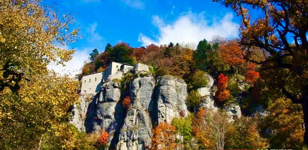 IL SANTUARIO DELLA VERNA E LE FORESTE COLORATE D'AUTUNNO