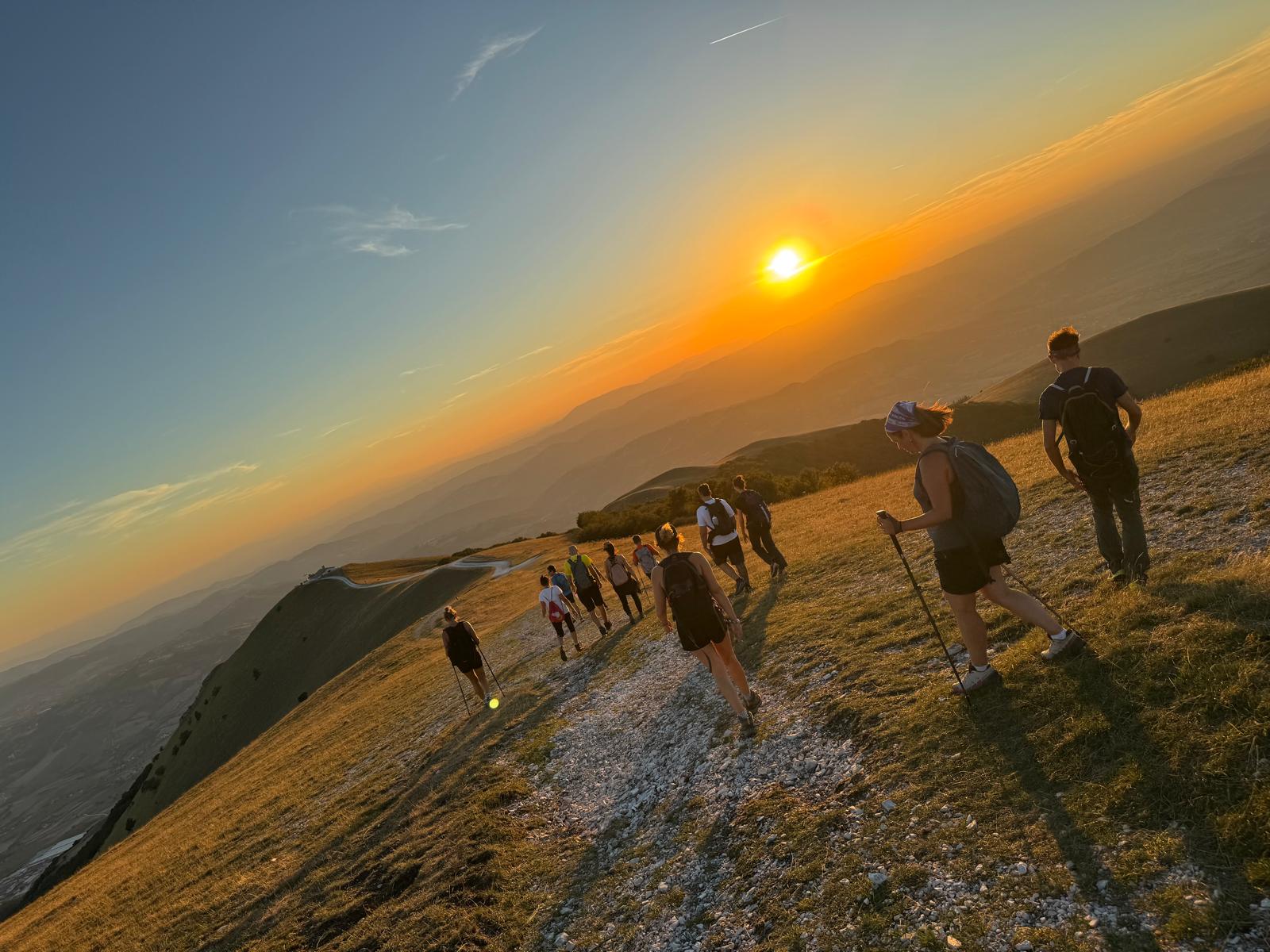 SERRASANTA SUNSET TREK ... BOLLICINE AL TRAMONTO E CENA IN RIFUGIO