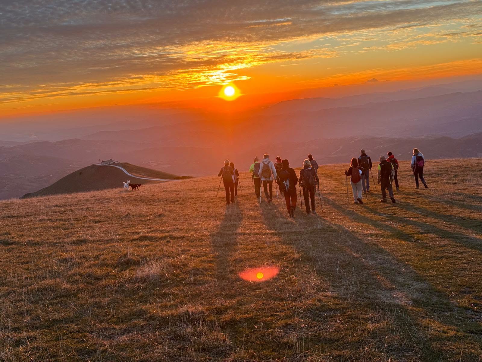 SERRASANTA SUNSET TREK ... BOLLICINE AL TRAMONTO E POLENTA IN RIFUGIO